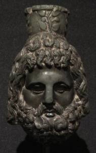 セラピス神　　　　　　　　　　エジプトの冥界の王オシリスとギリシアの冥界の神ハデスを結びつけた　　　　　　　　　　　　　